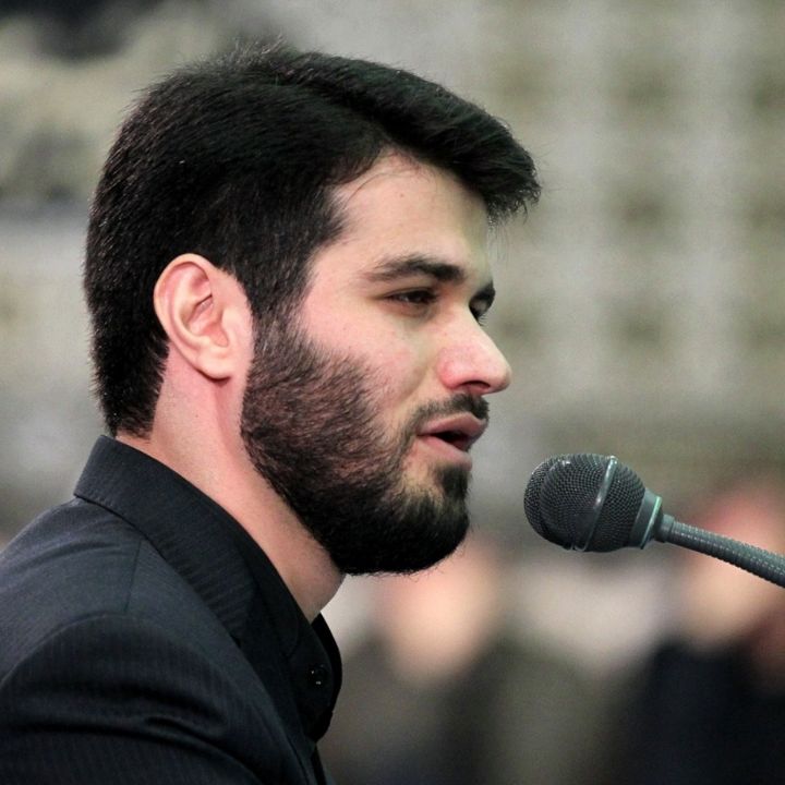 نوشته روی پرچما حسین غریب فاطمه